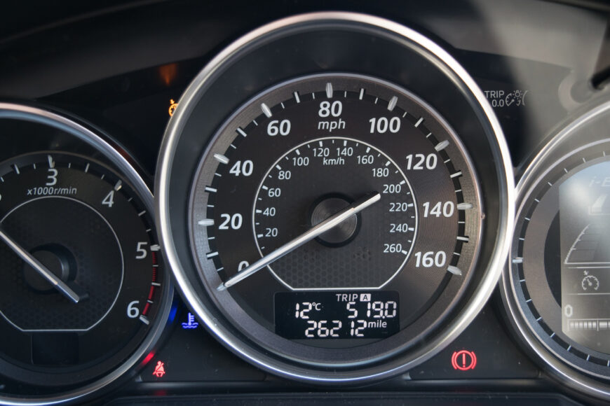 ¿Qué significan las alertas del carro y sus colores?